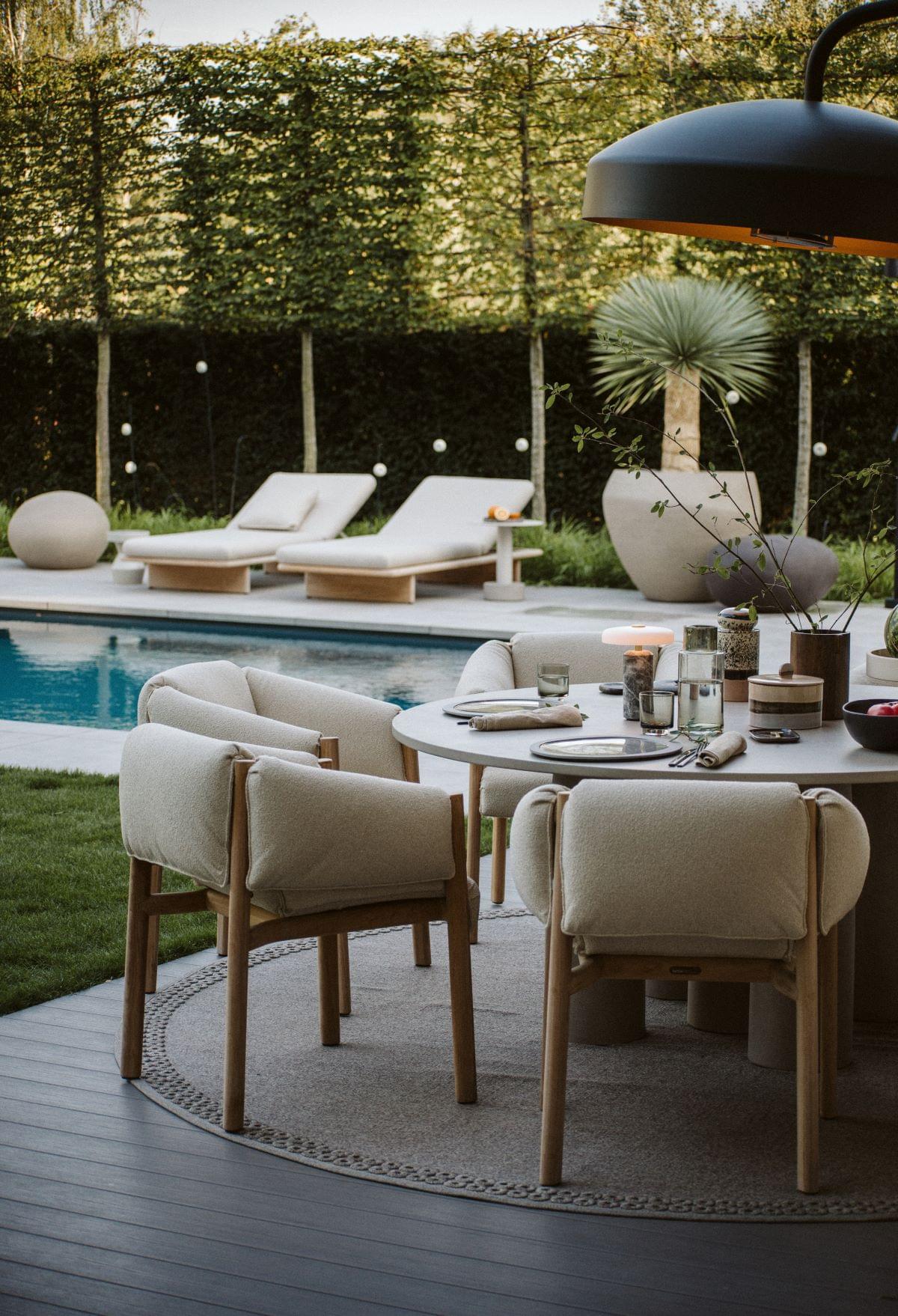 garden dining area